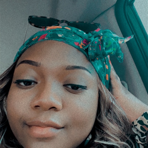 Meet your Posher, Madison - Picture 2 of 2